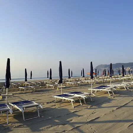 Готель Grand Mediterranee Алассіо