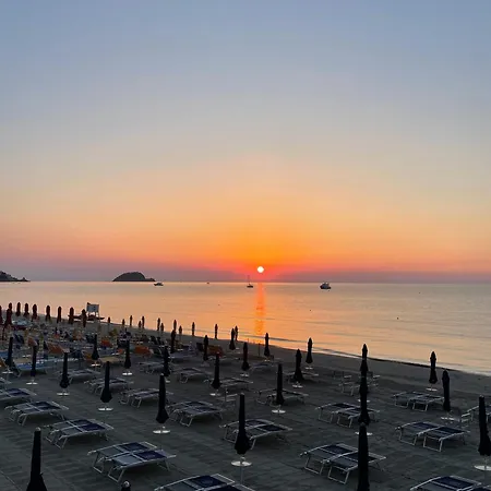 Lvg Collection - Grand Mediterranee 4* Алассио